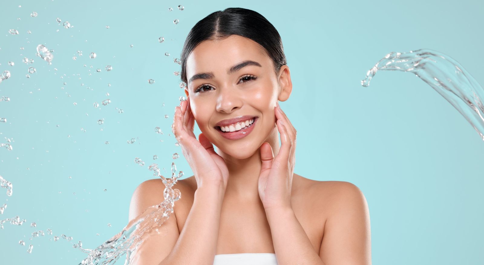 mujer feliz tras su limpieza facial en las palmas